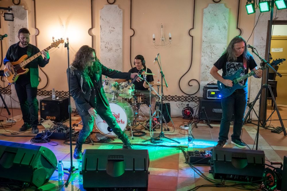 Concierto de Eternal Legends en el salón de una boda
