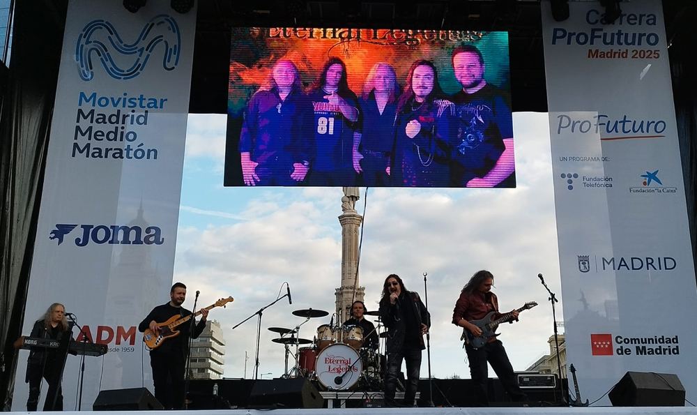 Eternal Legends en el escenario del Movistar Madrid Medio Maratón, con la banda en la pantalla gigante